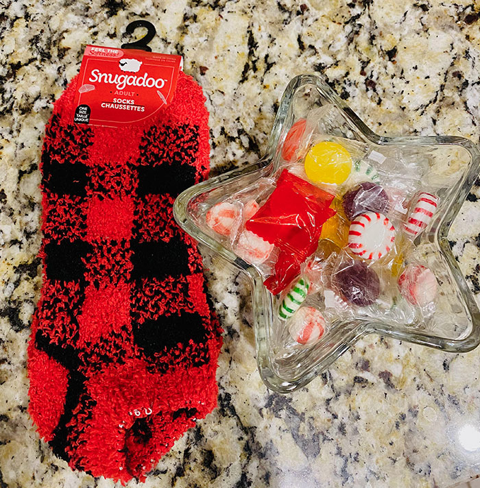 Una de mis compañeras de trabajo tiene más de 70 años y siempre me pide ayuda con problemas relacionados con la tecnología. Se propuso encontrarme hoy y darme un pequeño regalo de Navidad como agradecimiento.