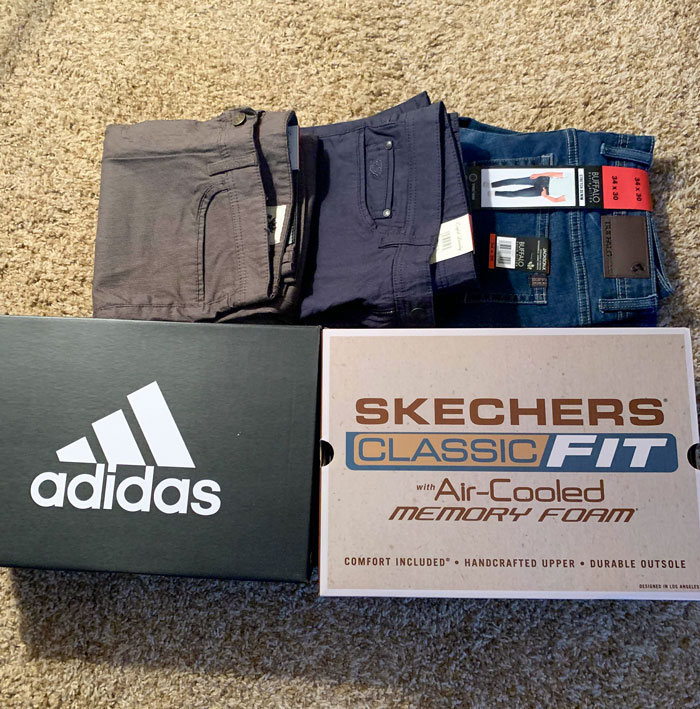 Ayer el dueño de mi empresa notó que mis zapatos y jeans estaban gastados. Hoy me llevó a Costco y me compró 2 pares de zapatos nuevos, 4 pares de jeans nuevos y algo de comida.