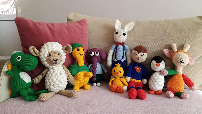 Mi compañera de trabajo teje animales de ganchillo para repartir a los niños