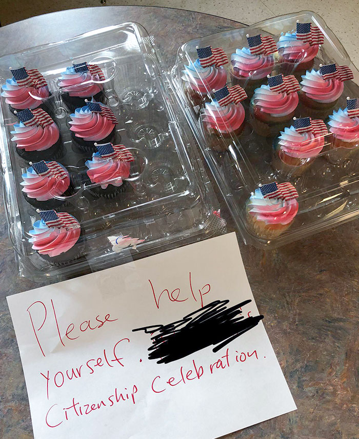 Un compañero de trabajo aprobó su examen de ciudadanía