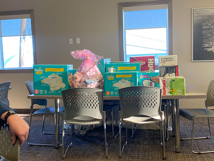 Fui a trabajar pensando que íbamos a tener una reunión seria y mis compañeros de trabajo me sorprendieron con algunos regalos para nuestro primer bebé. 1600 pañales