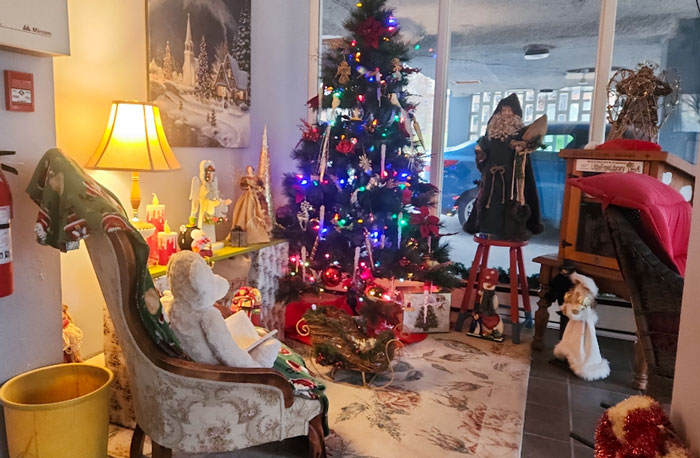 My Elderly Building Manager Does This Every Holiday, Just The Cutest