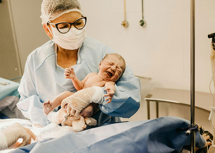 30 Doctors And Nurses Spill The Tea About What Happens When The Baby Looks Like Not The Dad’s