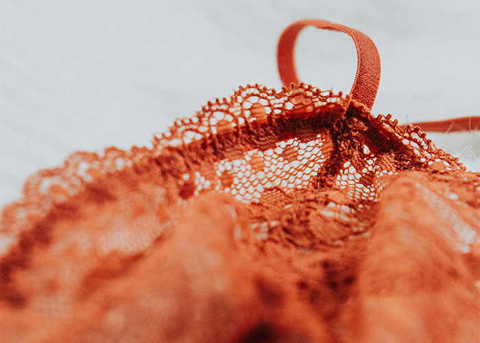 Woman Is Disturbed To Find BF&rsquo;s Hidden &lsquo;Trophies&rsquo;, Internet Urges Her To Run