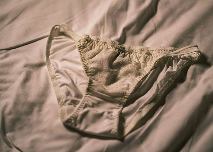 Woman Is Disturbed To Find BF&rsquo;s Hidden &lsquo;Trophies&rsquo;, Internet Urges Her To Run