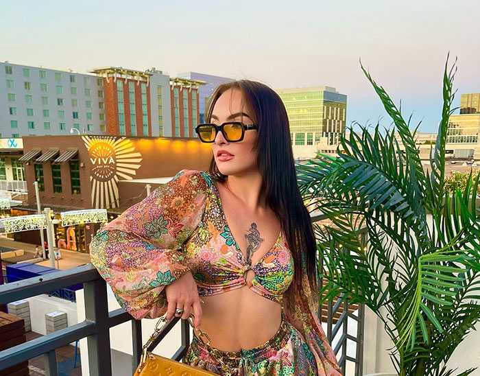 Woman Is Sure That She Can&rsquo;t Find A Date Because She&rsquo;s Intelligent And Attractive, Netizens Agree