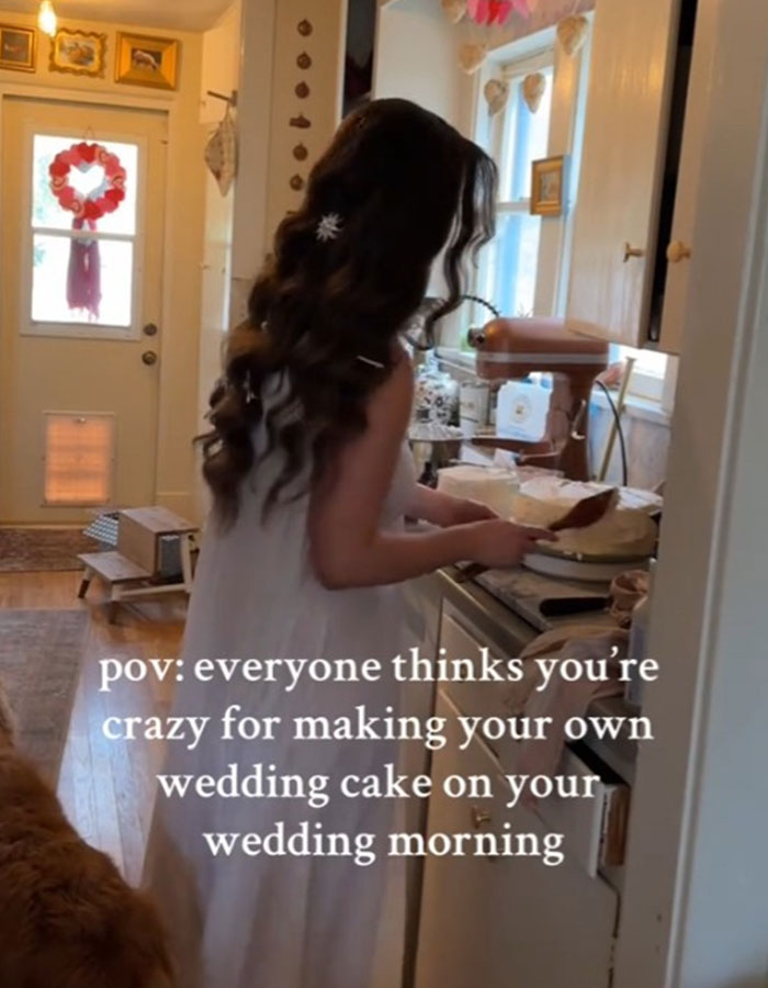 “Nothing Weird About It”: Bride Makes Her Own Wedding Cake The Morning Of The Ceremony “Nothing Weird About It”: Bride Makes Her Own Wedding Cake The Morning Of The Ceremony