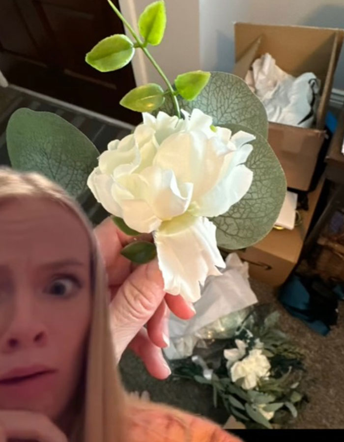 “It’s The Ugliest Thing I’ve Ever Seen”: Bride Left Devastated After Being “Scammed” Over Bouquet “It’s The Ugliest Thing I’ve Ever Seen”: Bride Left Devastated After Being “Scammed” Over Bouquet