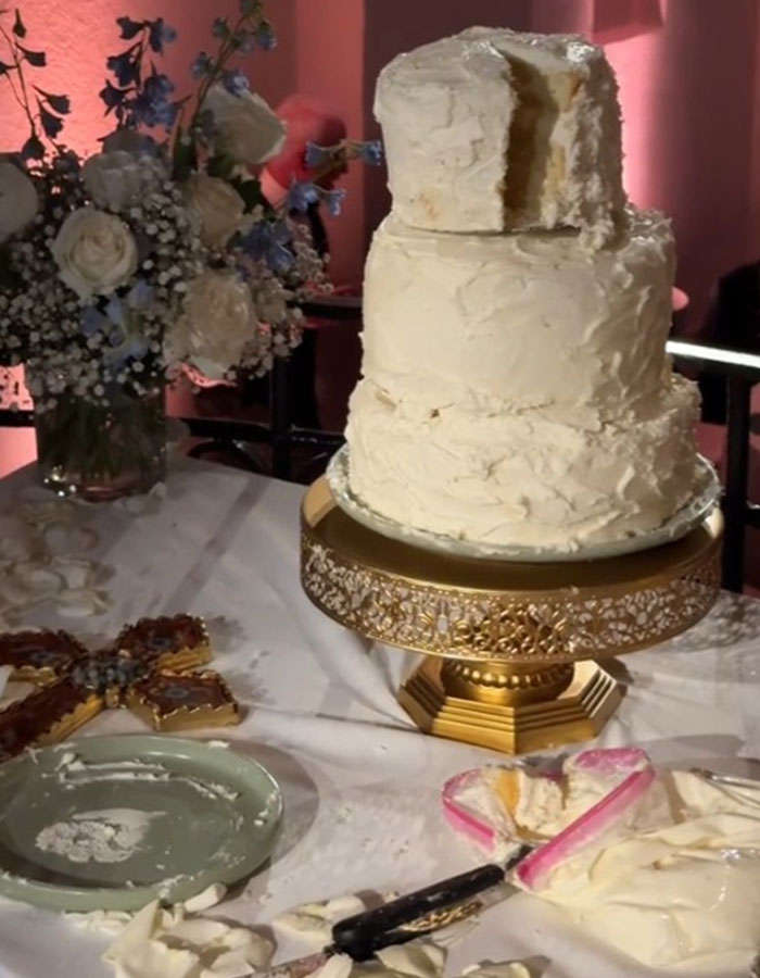 “Nothing Weird About It”: Bride Makes Her Own Wedding Cake The Morning Of The Ceremony “Nothing Weird About It”: Bride Makes Her Own Wedding Cake The Morning Of The Ceremony