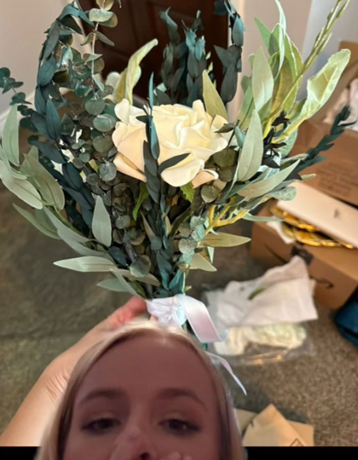 “It’s The Ugliest Thing I’ve Ever Seen”: Bride Left Devastated After Being “Scammed” Over Bouquet “It’s The Ugliest Thing I’ve Ever Seen”: Bride Left Devastated After Being “Scammed” Over Bouquet