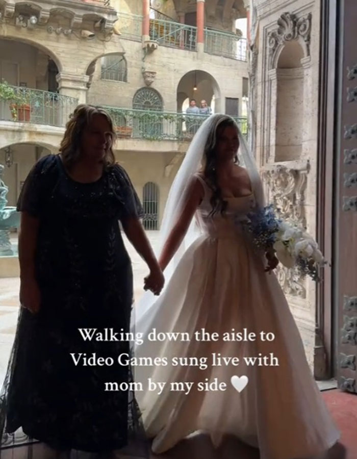 “Nothing Weird About It”: Bride Makes Her Own Wedding Cake The Morning Of The Ceremony “Nothing Weird About It”: Bride Makes Her Own Wedding Cake The Morning Of The Ceremony