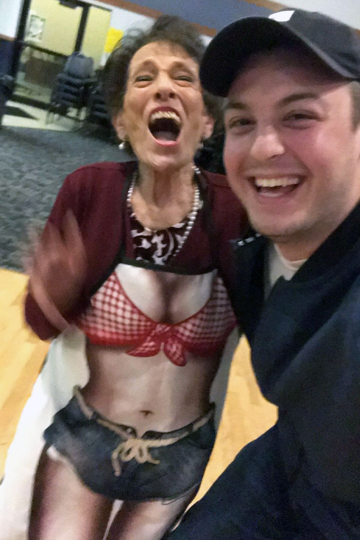 Le compré a mi abuela un delantal nuevo para su 90 cumpleaños. Este fue el momento en que se dio cuenta de lo que había en él