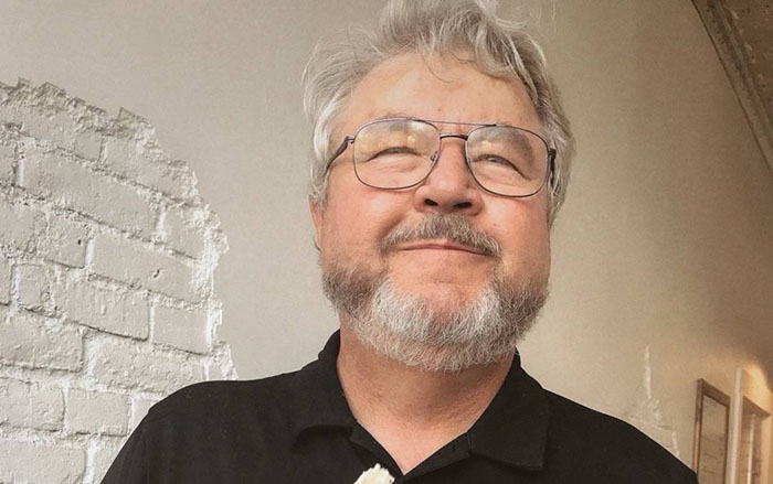 Man Passes Away Due To Covid, Daughters Go Thrifting And Find Note That Seems Written By Their Late Dad