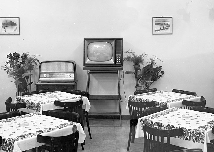 50 Things That Meant People Were Rich Back In The Day That Are Pretty Basic Today