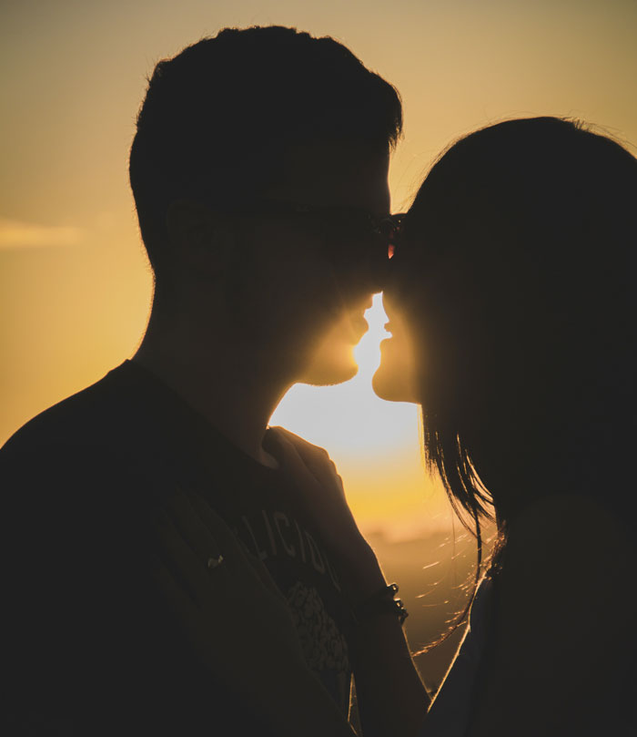 “I Dropped The Pizza”: 40 Mortifying Moments That Future Spouses Thankfully Overlooked