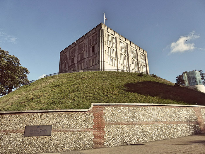 Guy&rsquo;s GF Wants To Meet Birth Family But Only Has An Old Postcard, He Tracks Them Down Anyway