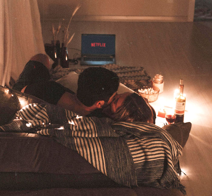 “I Dropped The Pizza”: 40 Mortifying Moments That Future Spouses Thankfully Overlooked