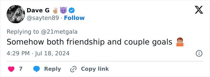 Tweet about Finn Wolfhard and Gaten Matarazzo holding hands, highlighting friendship and couple goals. Tweet about Finn Wolfhard and Gaten Matarazzo holding hands, highlighting friendship and couple goals.
