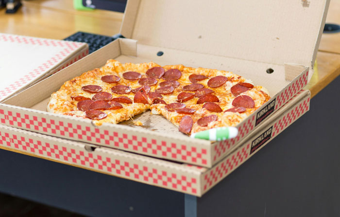 “I Dropped The Pizza”: 40 Mortifying Moments That Future Spouses Thankfully Overlooked