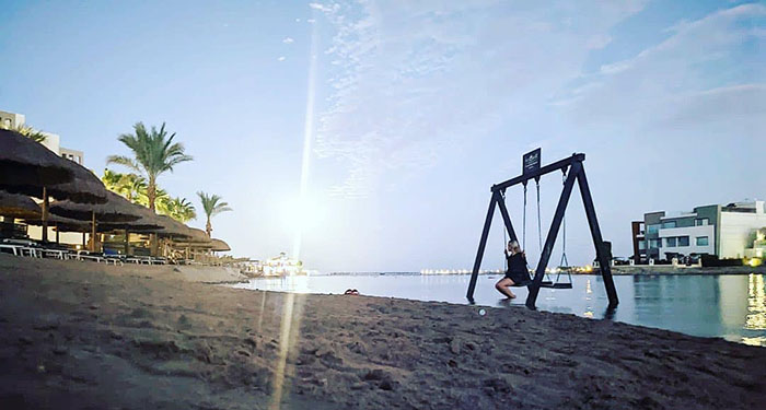 Guy&rsquo;s GF Wants To Meet Birth Family But Only Has An Old Postcard, He Tracks Them Down Anyway