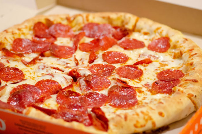 “I Dropped The Pizza”: 40 Mortifying Moments That Future Spouses Thankfully Overlooked