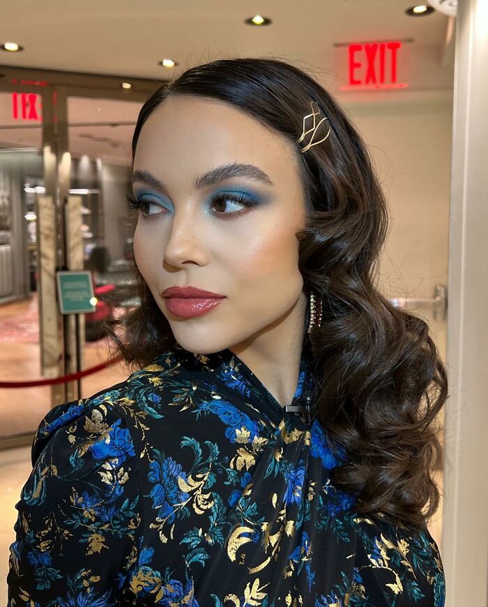 Woman Stuck Between Couple Using “Travel Hack” Shares Horrific Flight Experience Woman Stuck Between Couple Using “Travel Hack” Shares Horrific Flight Experience