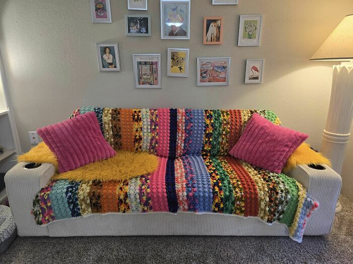 ¡Este fin de semana encontré esta hermosa manta tejida a crochet en una tienda de segunda mano por solo $12! Mi apartamento está en proceso de construcción, pero este es el complemento perfecto