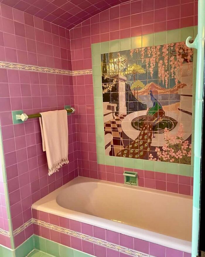 90s-Bathroom-Aesthetics