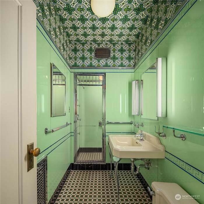 90s-Bathroom-Aesthetics