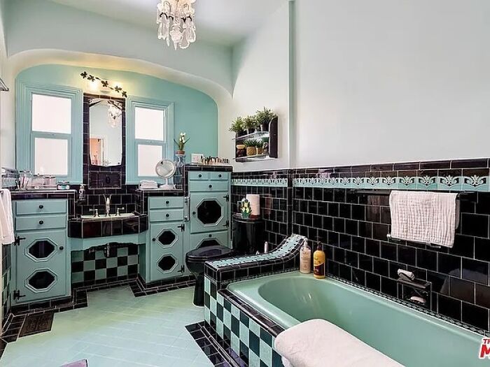 90s-Bathroom-Aesthetics