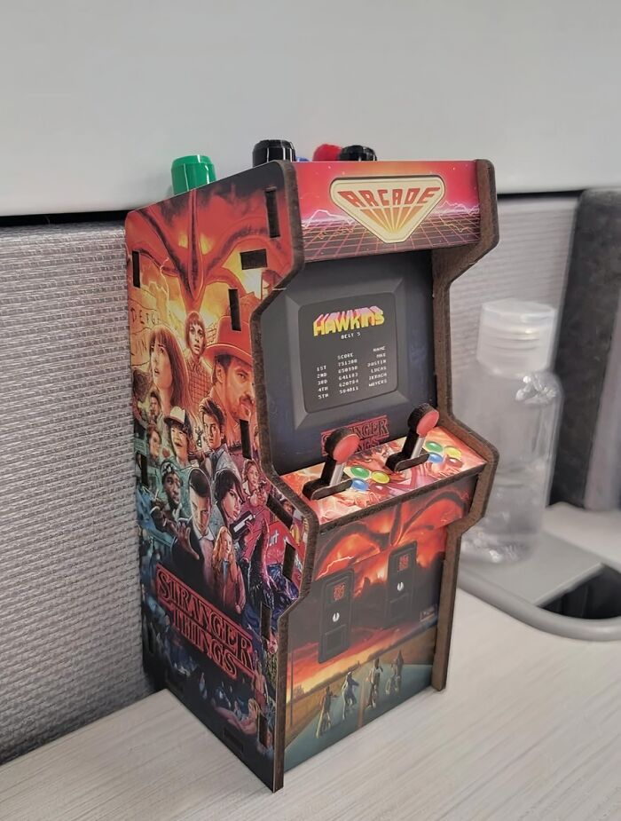 Mini arcade game with Stranger Things design, one of the most amazing discoveries spreading joy this year on a desk.