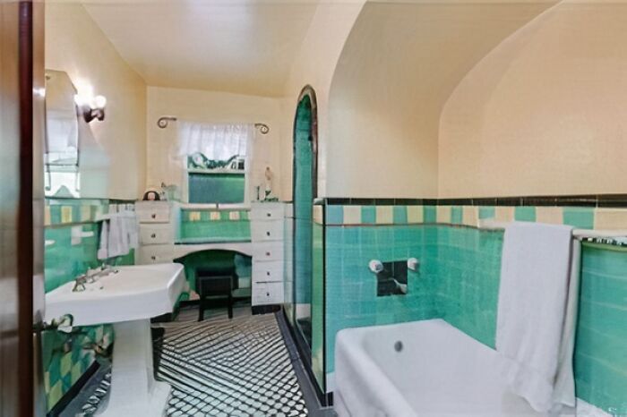 1930’s Spanish In Pasadena, Ca. Amazingly Intact Original Bathroom With Original Fixtures, Lighting, And All The Smalls That Make These Bathrooms So Wonderful. I Truly Hope This One Lives Forever ❤️