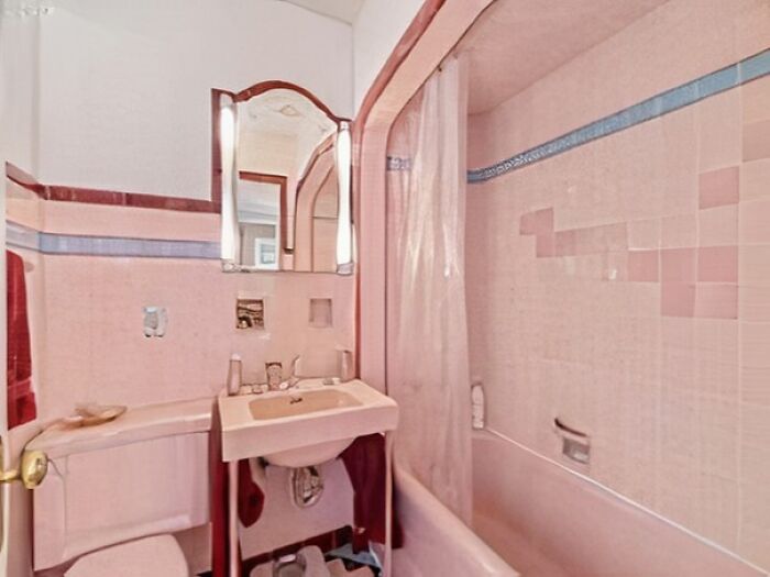 1914 Traditional In Portland, Or. Wonderful Vintage Pink Tiled Bathroom Here With Matching Original Pink Fixtures. House Was Built In 1914, But This Bathroom Looks To Be 40’s Based In The Design 🎟❤️