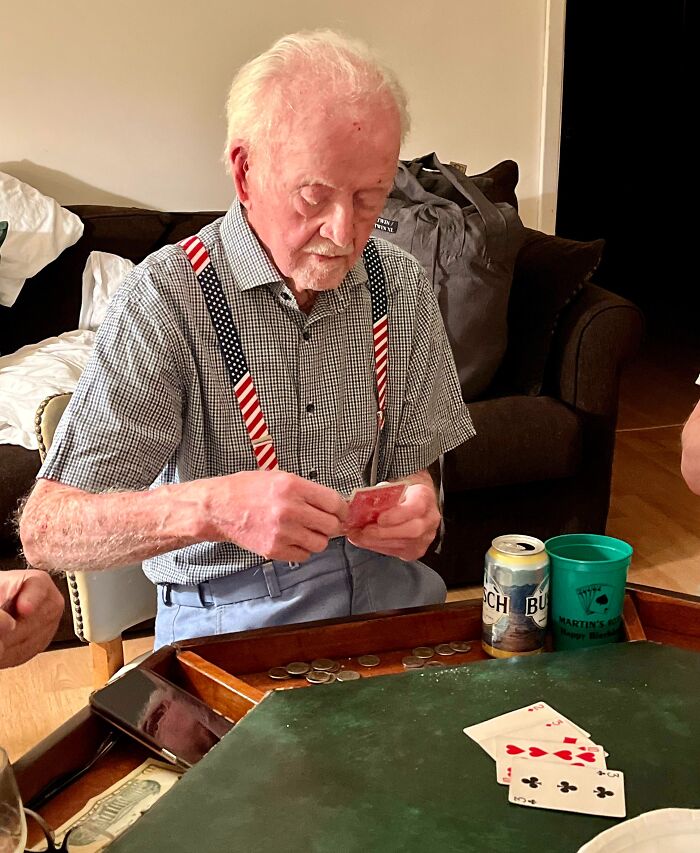 100-Year-Old Irish Man Still Outplaying And Outdrinking Us In Poker. (Yes, He Is Patriotic To America, Too)