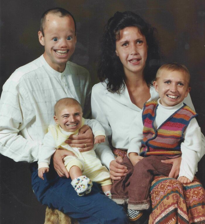 Reemplacé la vieja foto familiar en la casa de mi mamá con esta. Todavía estoy esperando que ella se dé cuenta