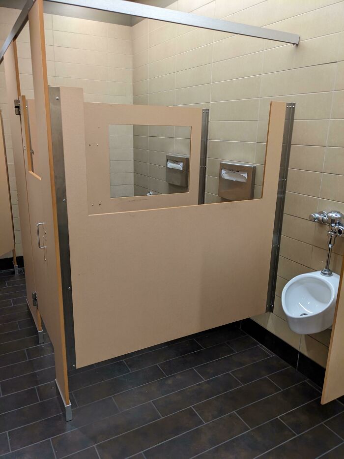 ¿Baños públicos con... ventanas? ¿Por qué?