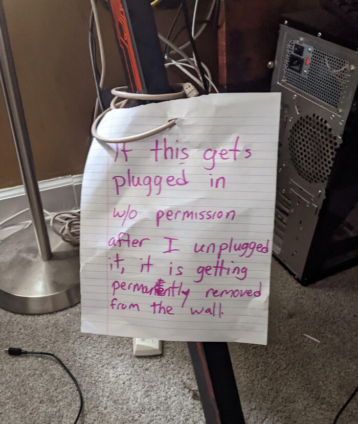 My Dad Randomly Unplugged My Ethernet, And This Is What I Come Back To After I Plug It Back In