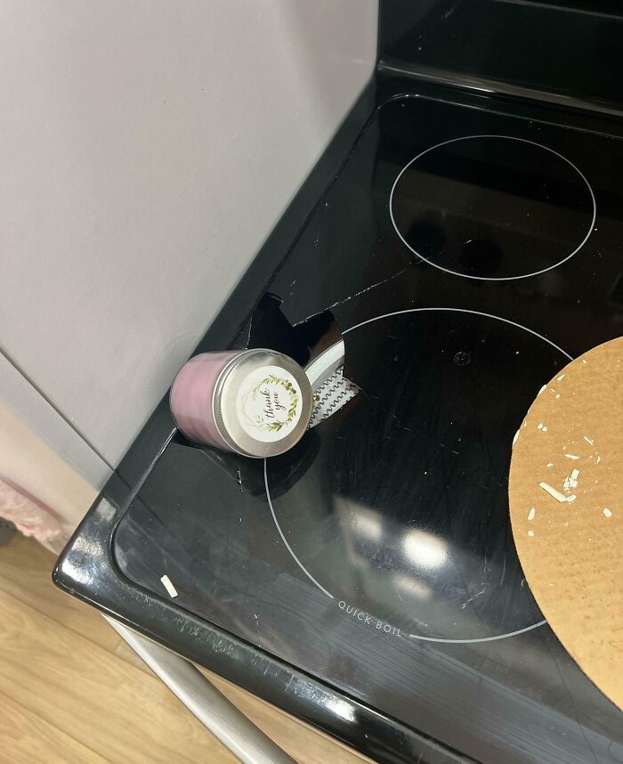 Abrí la puerta del armario y se cayó una vela