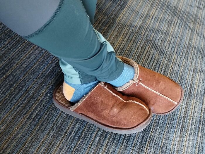 Fiancée Forgot She Was Wearing Slippers To The Airport Before A Week-Long Vacation