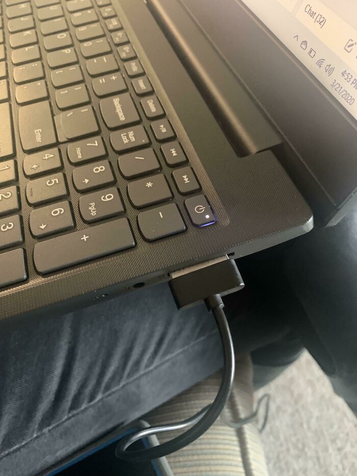 Mi abuela me dijo que su portátil llevaba más de un mes sin cargarse, y cuando miré a ver cuál era el problema, vi que había enchufado un cargador de iPhone 4 en la ranura de la tarjeta SD.