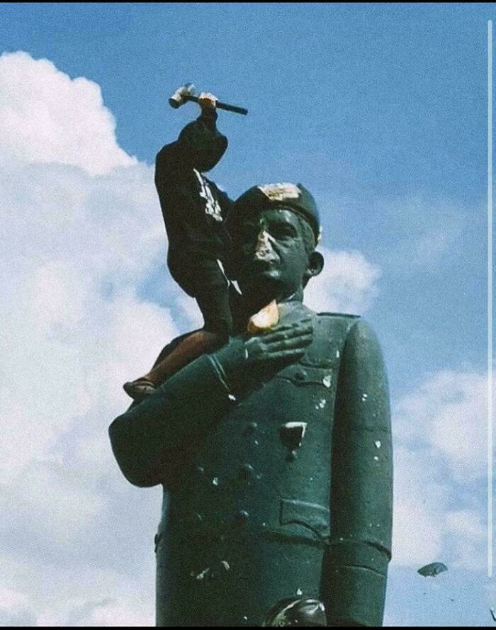 Chavez’s Statue Take Down In Venezuela (Today)