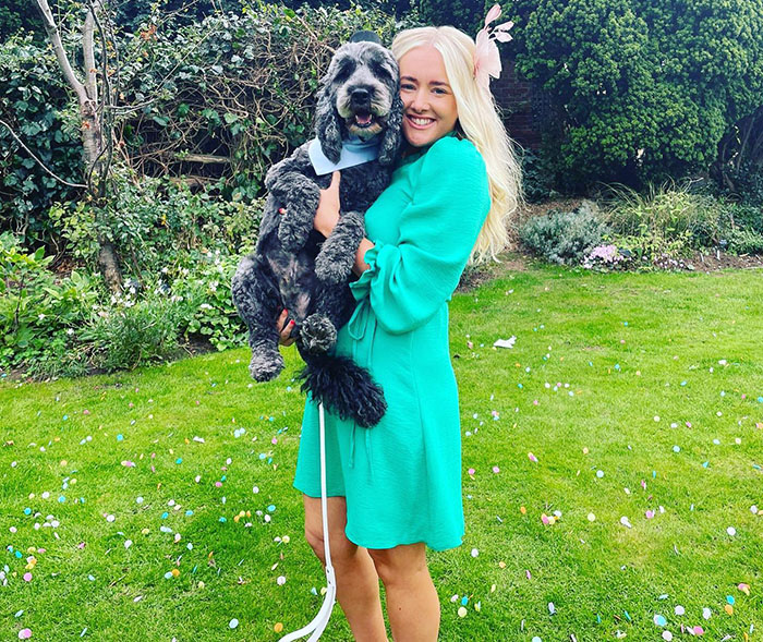 Guy&rsquo;s GF Wants To Meet Birth Family But Only Has An Old Postcard, He Tracks Them Down Anyway