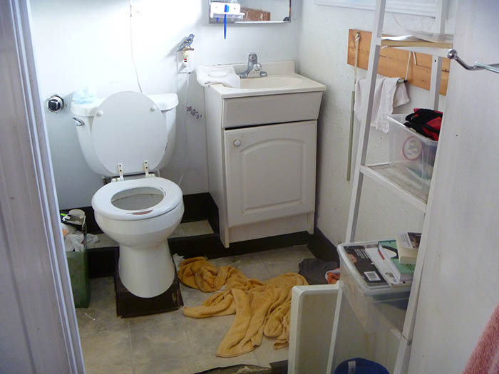 Man Repeatedly Messes Up The Toilet Without Consideration Of Roommate, She Plots A Lesson For Him Man Repeatedly Messes Up The Toilet Without Consideration Of Roommate, She Plots A Lesson For Him