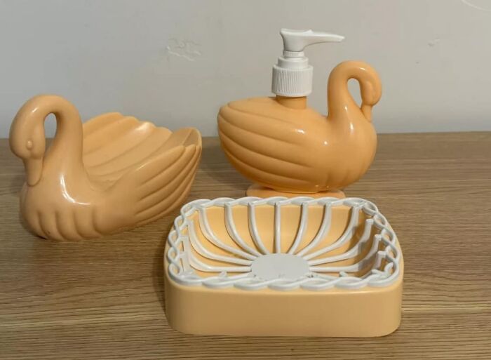 90s-Bathroom-Aesthetics