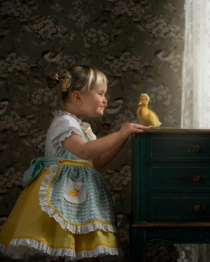 Woman Captures The Unconditional Love Between Her 3-Year-Old Daughter And Baby Ducklings Woman Captures The Unconditional Love Between Her 3-Year-Old Daughter And Baby Ducklings