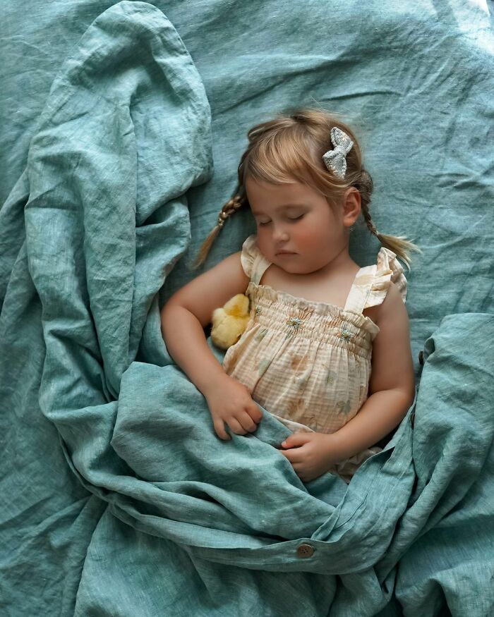 Woman Captures The Unconditional Love Between Her 3-Year-Old Daughter And Baby Ducklings Woman Captures The Unconditional Love Between Her 3-Year-Old Daughter And Baby Ducklings