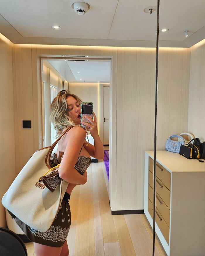 "Is She Sexualizing Herself?": Sydney Sweeney&rsquo;s "Chaotic" Mirror Selfies Have Fans Stunned