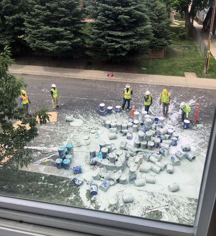 Escena fuera de mi apartamento hoy. Una grúa sostenía un gran contenedor de pintura. Y luego ya no