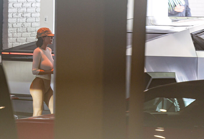 Bianca Censori &ldquo;Looks So Unhappy&rdquo; As She Steps Out With Kanye West Without Wearing Pants