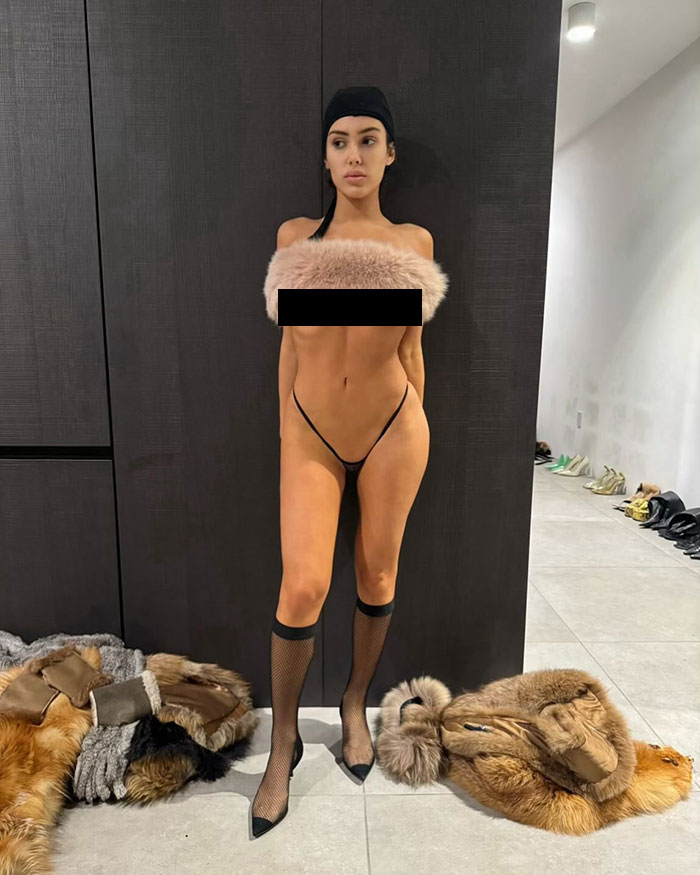 Bianca Censori And Kanye Roasted Over “Embarrassing” Dress And Behavior In Science Museum Bianca Censori And Kanye Roasted Over “Embarrassing” Dress And Behavior In Science Museum